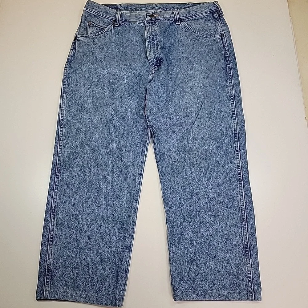 Wrangler 38x32 Relaxed Fit Jeans Mens Light Wash Blue Denim Straight Leg